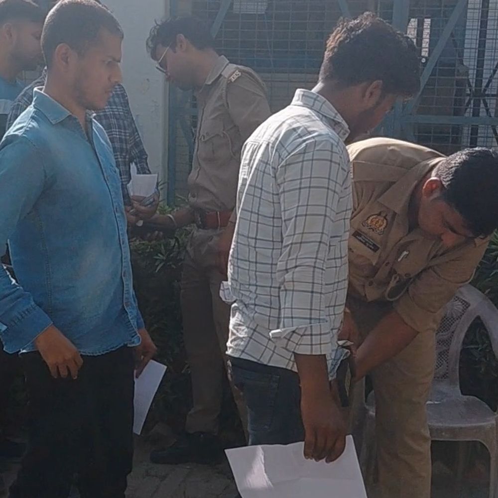 एलएलबी, टीईटी पास भी दे रहे होमगार्ड भर्ती परीक्षा:फर्रुखाबाद के 19 केंद्रों पर जारी है भर्ती परीक्षा, सेंटर के बाहर लेटे दिखे अभ्यर्थी