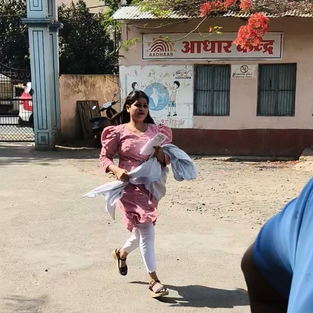 देवास में PSC एग्जाम, शादी के छठे दिन पहुंची दुल्हन:घबराहट से एक अभ्यर्थी की तबीयत बिगड़ी, 7 केंद्रों पर 3 लेयर चेकिंग