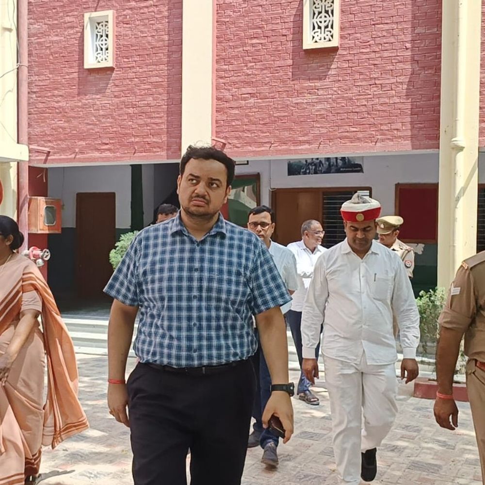 गाजीपुर में होमगार्ड भर्ती परीक्षा में दूसरे दिन 2436-अभ्यर्थी अनुपस्थित:गाजीपुर डीएम ने एग्जाम सेंटरों पर व्यवस्थाओं का निरीक्षण किया