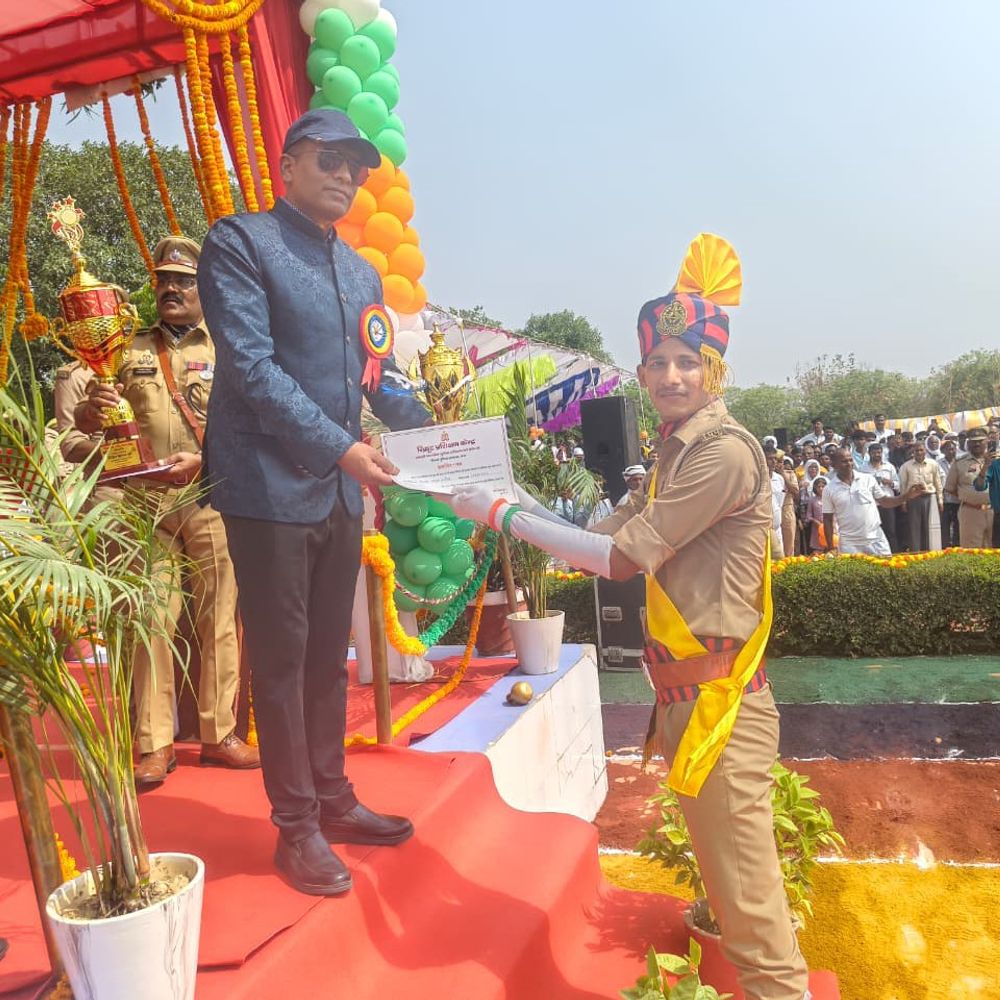 मऊ में 481 आरक्षियों ने ली राष्ट्र सेवा की शपथ:पुलिस लाइन में दीक्षांत परेड, मंडलायुक्त ने ली सलामी