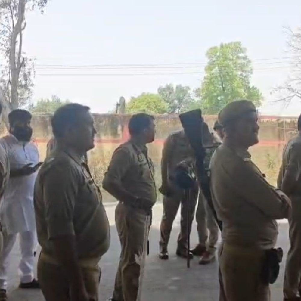 मेरठ में परशुराम शोभायात्रा रोकी गई, हिंदू संगठनों का विरोध:पुलिस ने बिना अनुमति का हवाला देकर रोका, भेदभाव का आरोप