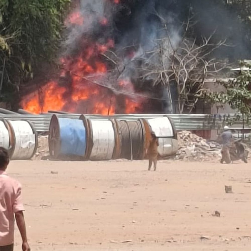 बरेली के एमबी इंटर कॉलेज मैदान में लगी आग:दमकल की देरी से विकराल हुई, बिजली-पानी सप्लाई पर असर