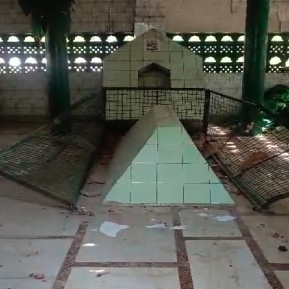 शाहजहांपुर में मजार में तोड़फोड़, कब्र की जाली तोड़ी:चादर जलाने का आरोप, मुकदमा दर्ज कर आरोपियों की तलाश