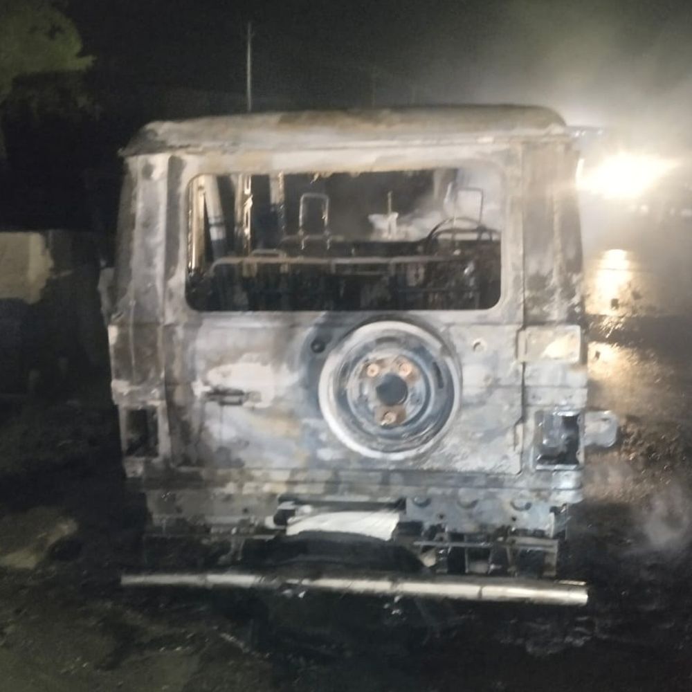 बदायूं में चलती बोलेरो में लगी आग:बारातियों ने कूदकर बचाई जान, हाइवे पर रोका गया ट्रैफिक