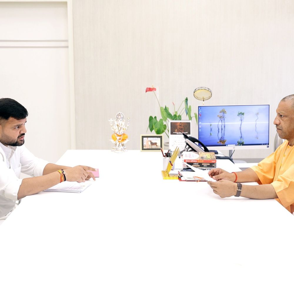 सीएम योगी से मिले बीजेपी सांसद करण भूषण सिंह:गोंडा के विकास कार्यों, कानून व्यवस्था पर हुई चर्चा