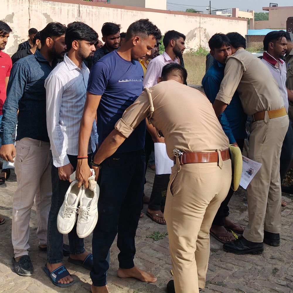 हाथरस में होमगार्ड भर्ती परीक्षा का दूसरा दिन:12 केंद्रों पर हो रही परीक्षा, कड़ी तलाशी के बाद अभ्यर्थियों को मिला प्रवेश