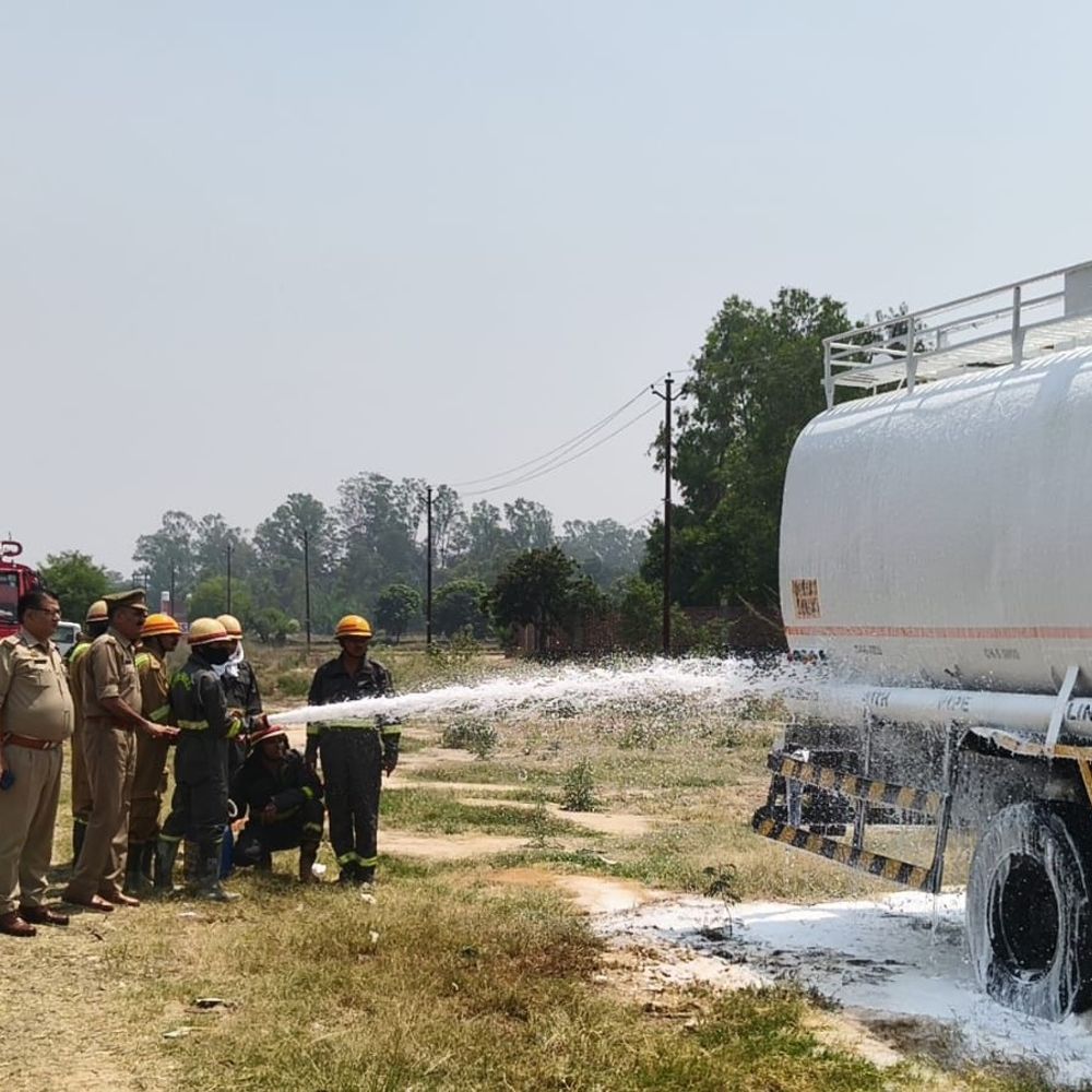 बिजनौर में पेट्रोल टैंकर का टायर फटा, रिसाव शुरू:फायर ब्रिगेड ने फोम से रिसाव रोका, पेट्रोल दूसरे टैंकर में स्थानांतरित