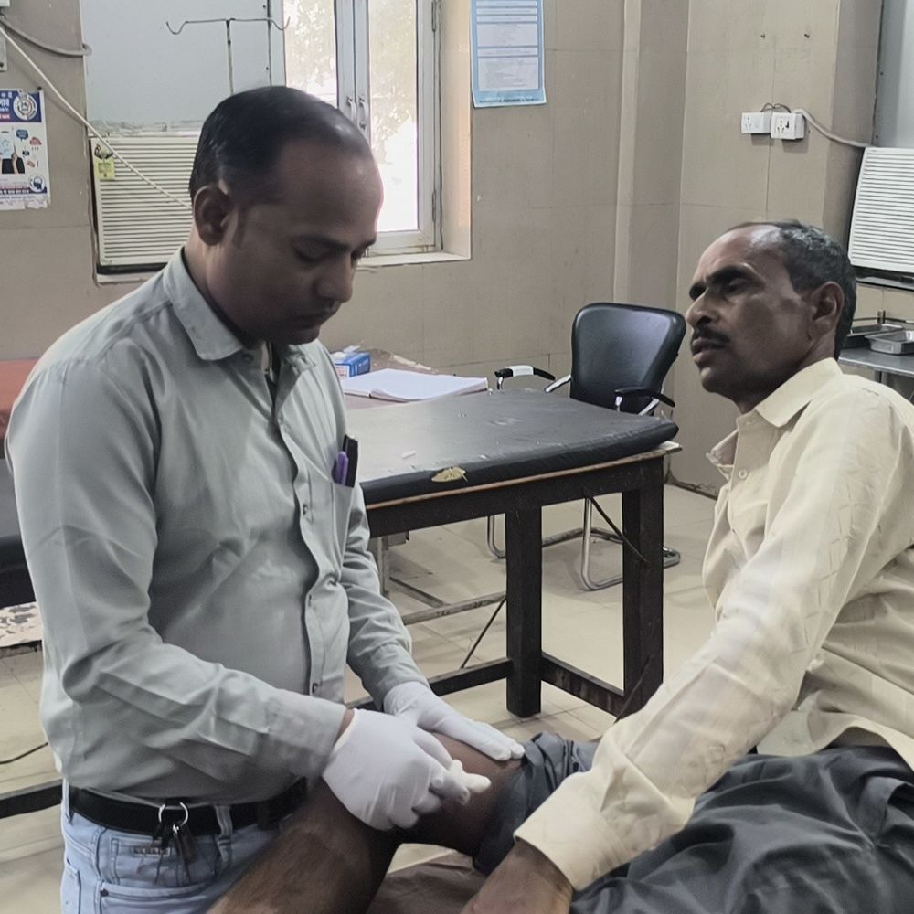 मैनपुरी में बारात जा रहे व्यक्ति पर हमला:  एटा निवासी को आवारा कुत्तों ने काटा, अस्पताल में भर्ती – Mainpuri News