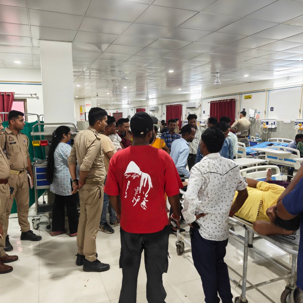 पीलीभीत में नीलगाय को बचाने में पलटा टेंपो:8 यात्री गंभीर घायल, अचानक ब्रेक लगाते हुए स्टीयरिंग मोड़ा