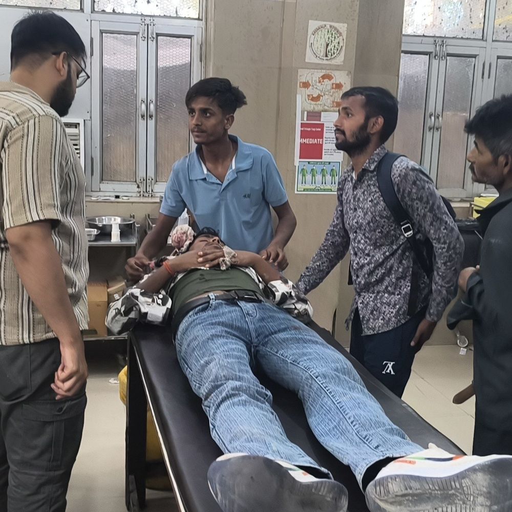 मैनपुरी में होमगार्ड परीक्षा देने जा रहे तीन युवक घायल:जिला अस्पताल में भर्ती, ई-रिक्शे से बाइक टकराने पर हादसा