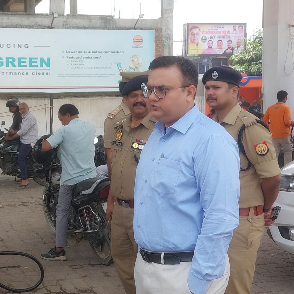 DM-SP ने पेट्रोल पंपों का किया निरीक्षण:तेल की उपलब्धता की ली जानकारी, हेलमेट पहनने के लिए जागरूक किया