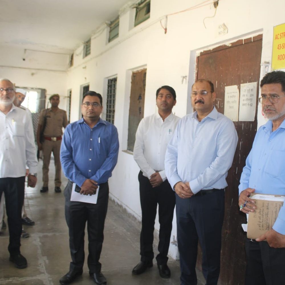 डीएम ने ईवीएम/वीवीपैट वेयर हाउस की जांची सुरक्षा व्यवस्था:सीसीटीवी के साथ कंट्रोल रूम की व्यवस्था भी देखीं, संबंधित अधिकारियों को दिए निर्देश
