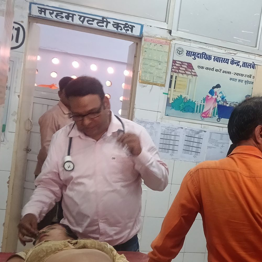 कुत्ते से टकराई बाइक, बेटे की मौत; माता-पिता गंभीर घायल:ललितपुर में होमगार्ड परीक्षा देकर घर लौट रहे थे, दोनों अस्पताल में भर्ती