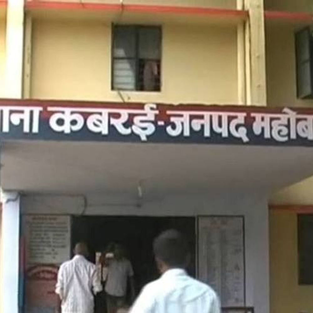 महोबा में जेवरात चमकाने के बहाने ठगी:दो महिलाओं ने 5 लोगों से लाखों के गहने ठग कर फरार, तलाश जारी