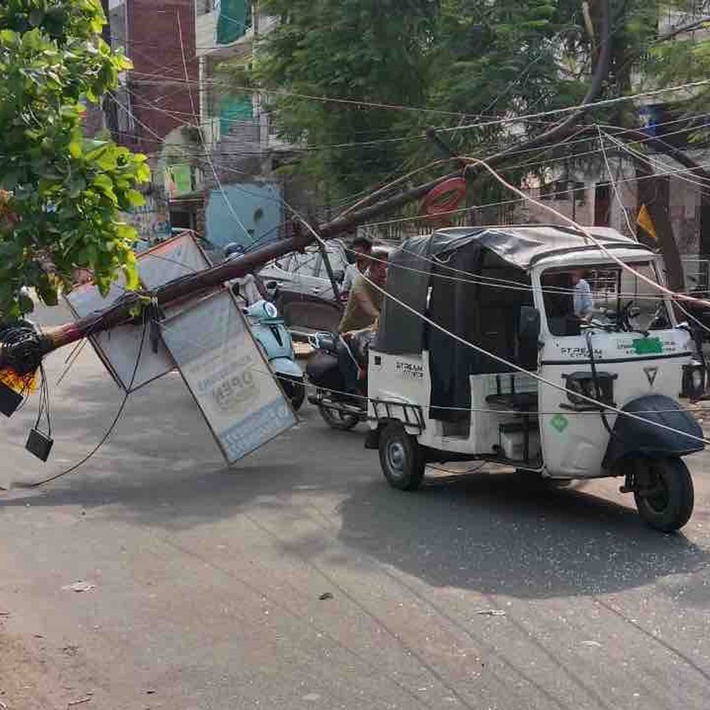 कानपुर में सड़क पर गिरा बिजली का खंभा:चालक गंभीर, 2 यात्री घायल; ढ़ाई घंटें यातायात बाधित रहा