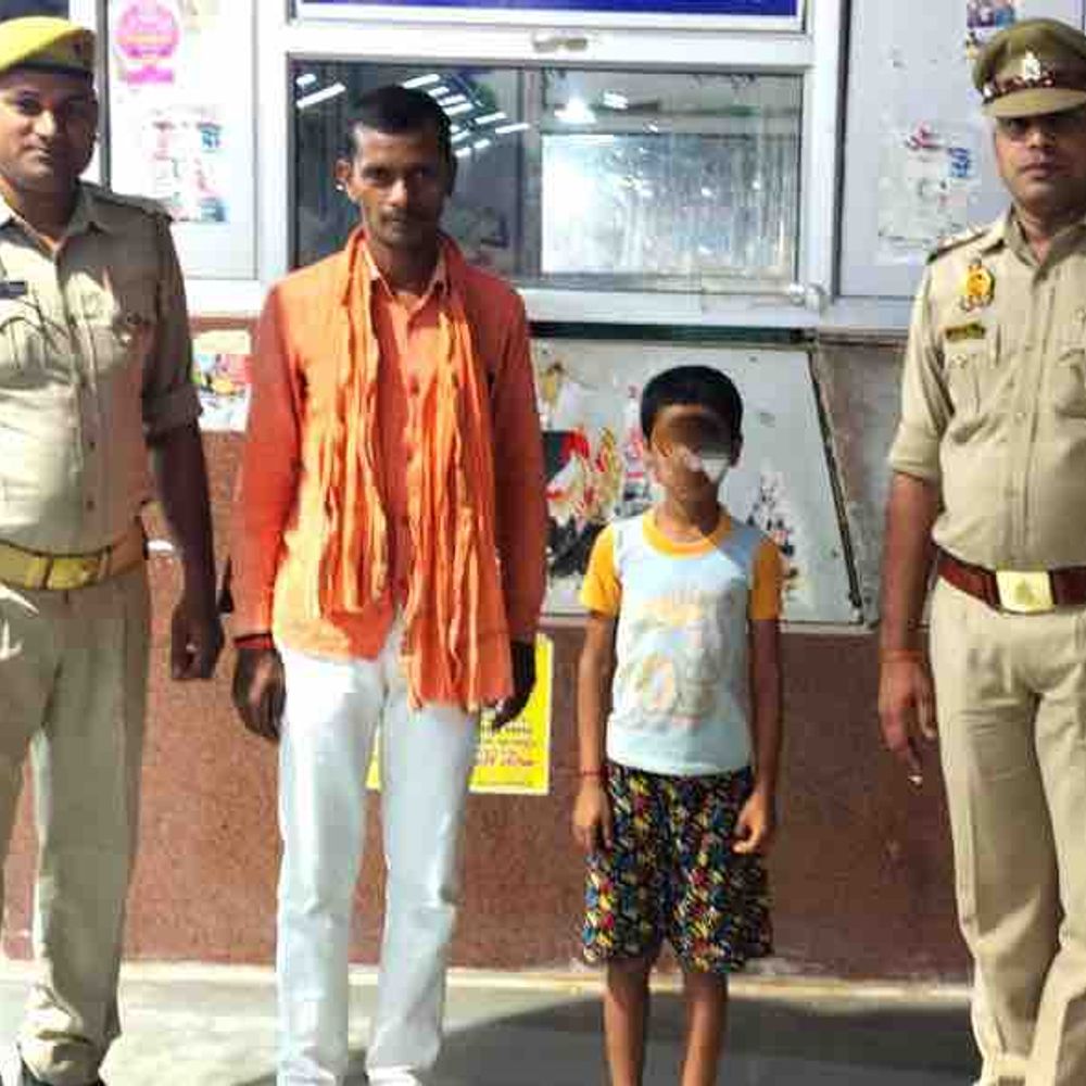 पिता की डांट से नाराज होकर घर से भागा बच्चा:कानपुर सेंट्रल स्टेशन पर रोता मिला, जीआरपी ने परिजनों को सौंपा