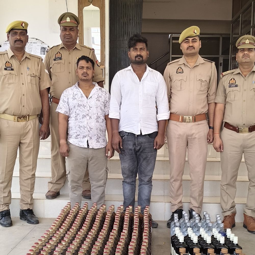 मिर्जापुर में कार से 300 बोतल अंग्रेजी शराब जब्त:दो तस्कर गिरफ्तार, हरियाणा से बिहार ले जा रहे थे खेप