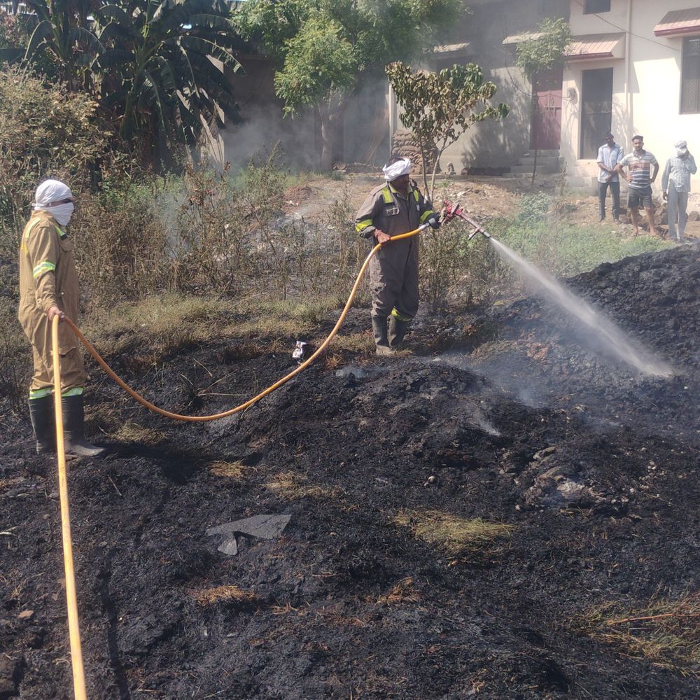 मुजफ्फरनगर में एक दिन में 6 जगह आग:गन्ने के खेत, भूसे के ढेर और पेड़ों तक फैलीं लपटें, दमकल कर्मियों ने बुझाई
