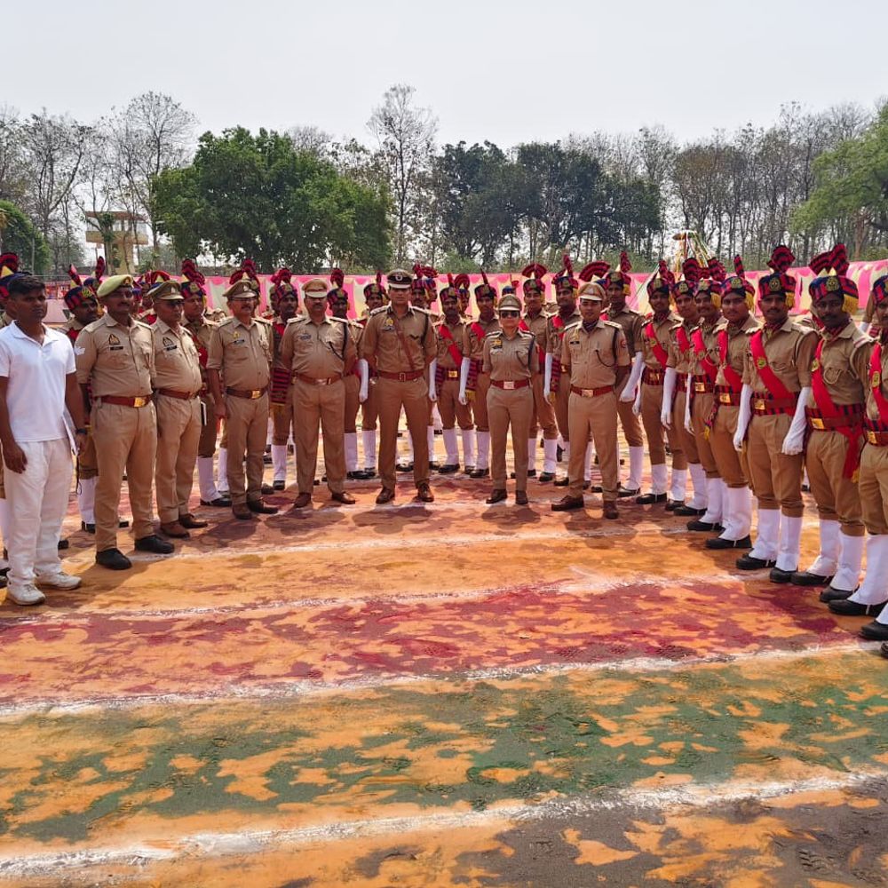 बस्ती में 193 रिक्रूट आरक्षियों की दीक्षांत परेड:पुलिस उप महानिरीक्षक संजीव त्यागी ने ली सलामी, दिलाई शपथ