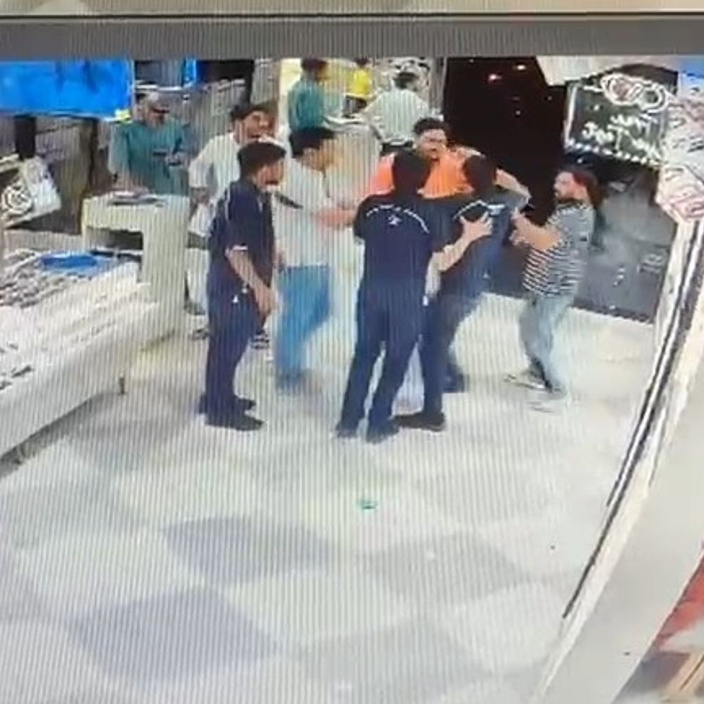 Lenskart के शोरूम में हुई मारपीट:नोएडा में धार्मिक विवाद पर बहस के बाद ग्राहक ने कर्मचारी को पीटा