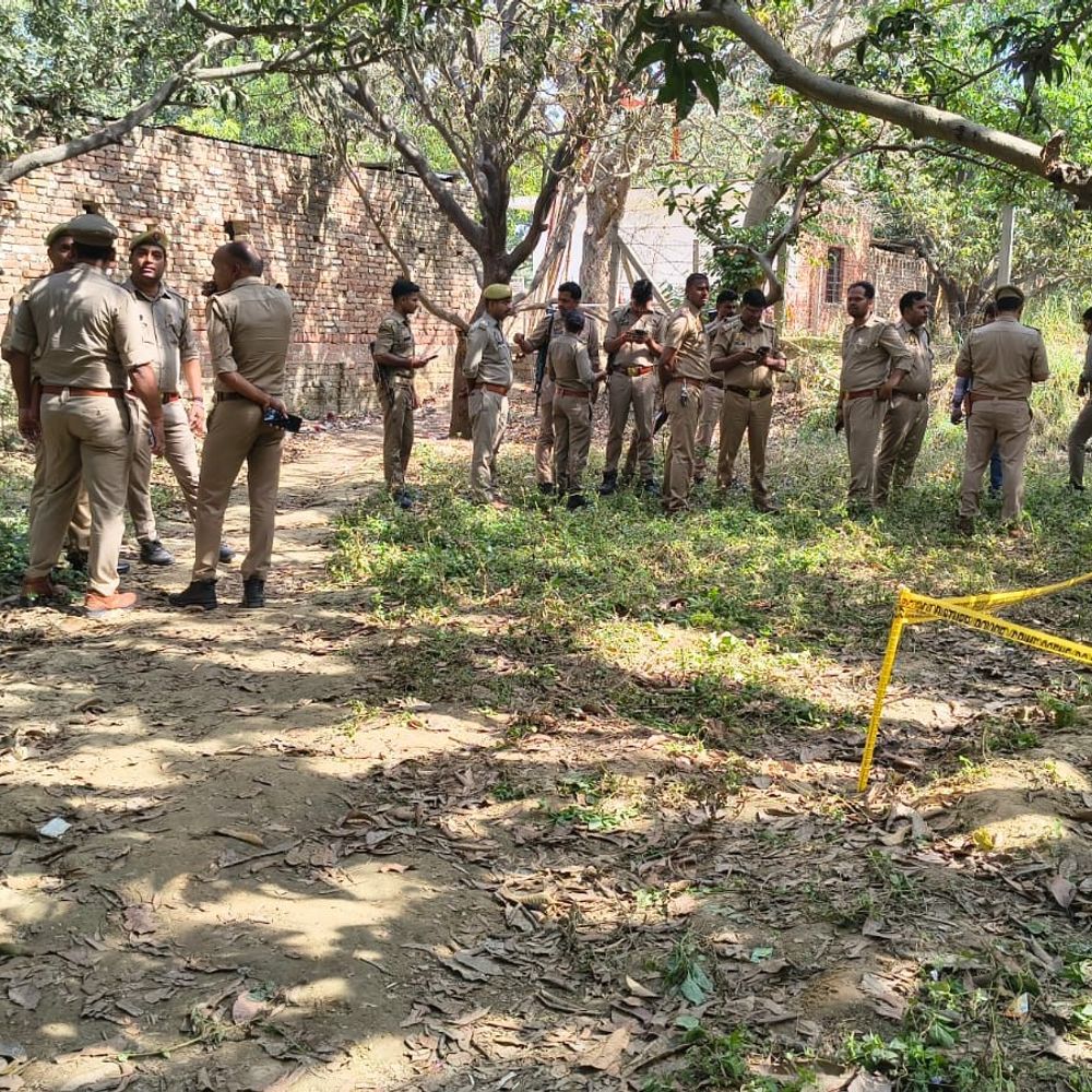 प्रतापगढ़ में युवती की दुष्कर्म के बाद हत्या:खून से सना शव पेड़ से लटका मिला; वारदात की जगह से 20 मीटर दूर कपड़े और चप्पल बरामद