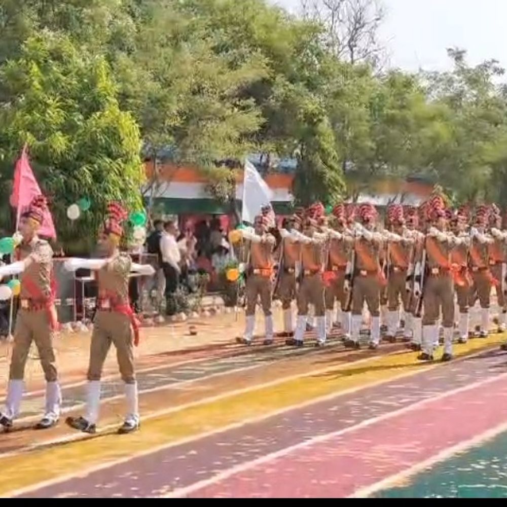 सोनभद्र पुलिस लाइन में 485 आरक्षियों की दीक्षांत परेड:डीआईजी यातायात ने ली सलामी, 18 टोलियों का निरीक्षण