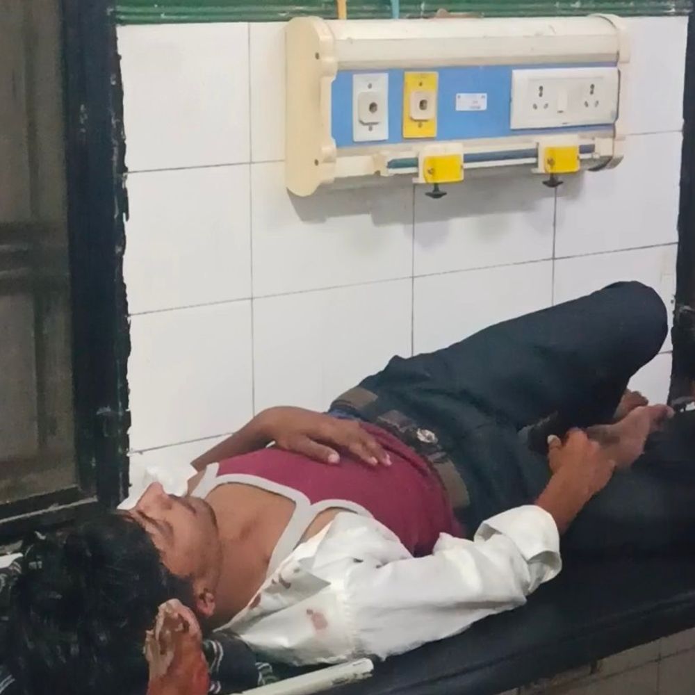 संभल के रजपुरा में दो बाइकों की टक्कर:देवर-भाभी घायल, देवर की हालत गंभीर, बाइक सवार फरार