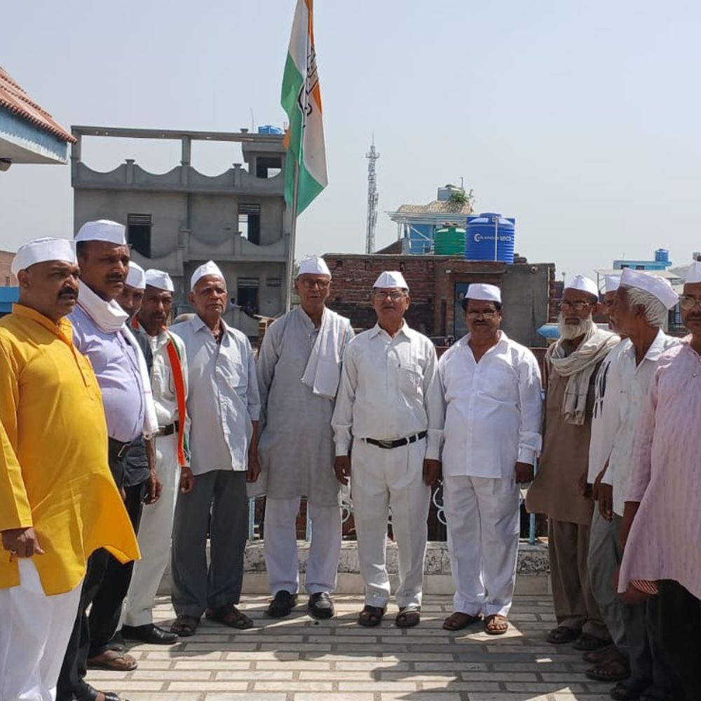 कासगंज में कांग्रेस सेवादल ने किया ध्वज वंदन कार्यक्रम:कार्यवाहक जिलाध्यक्ष अमरदीन अंसारी की अध्यक्षता में पार्टी ध्वज को सलामी दी गई