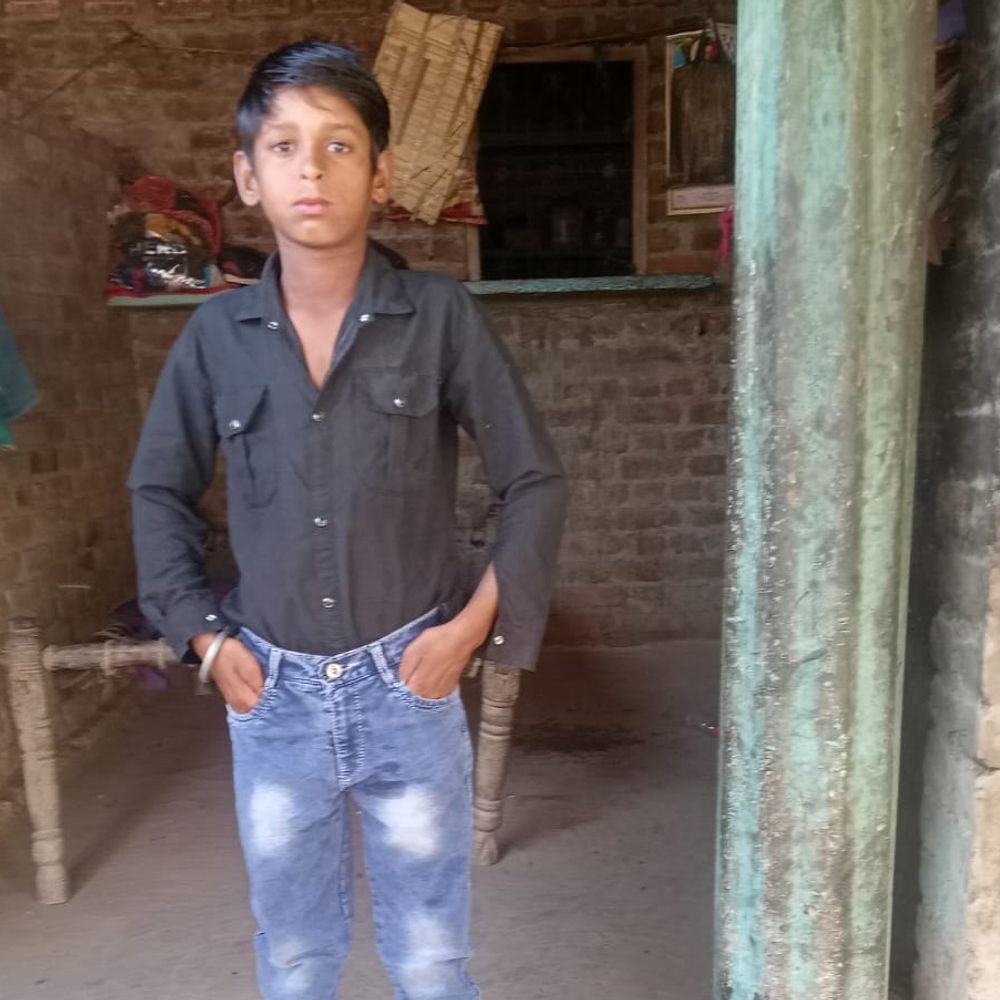 बदायूं में बाइक पेड़ से टकराई:8 वर्षीय नाबालिग की मौत, दो गंभीर घायल; खेत घूमने जा रहे थे सभी