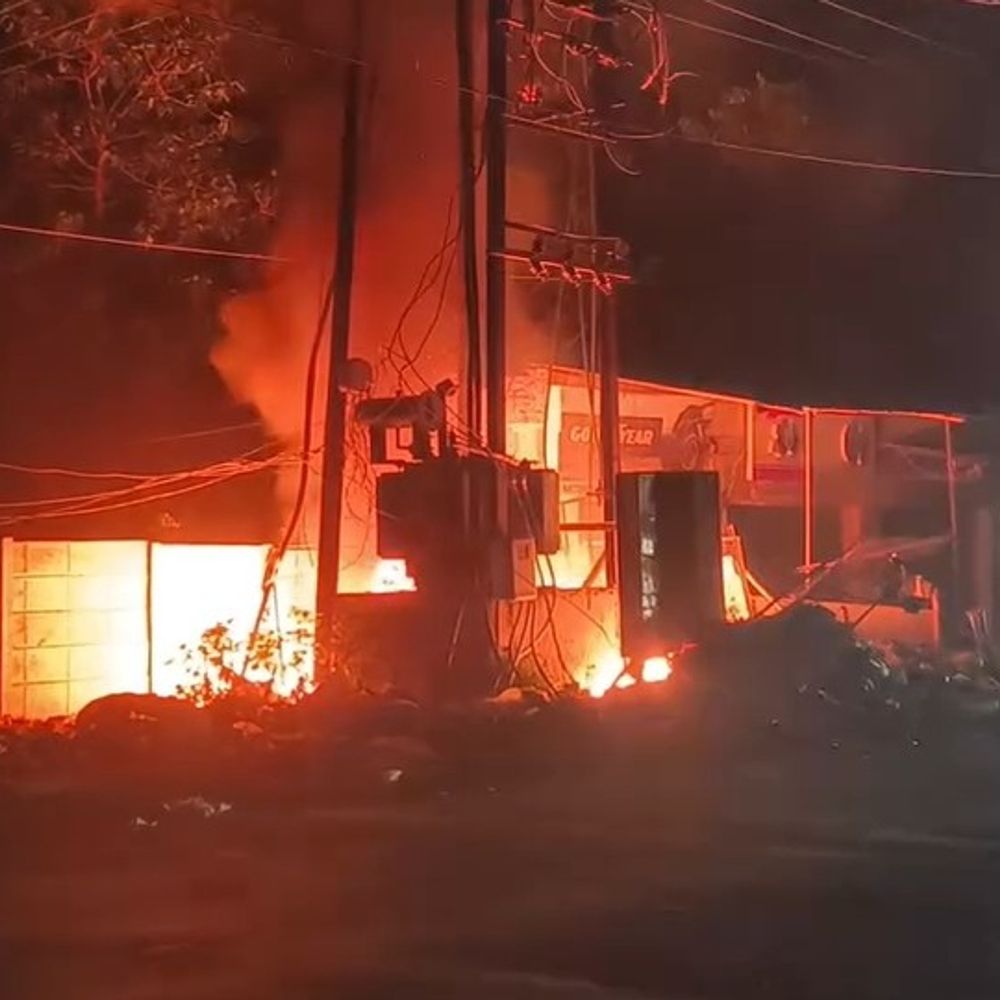 शार्ट सर्किट से लगी ट्रांसफार्मर में लगी आग:धू-धू कर जला गल्ला मंडी के पास रखा ट्रांसफर, देर रात से ही बिना लाइट के 10000 से अधिक आबादी
