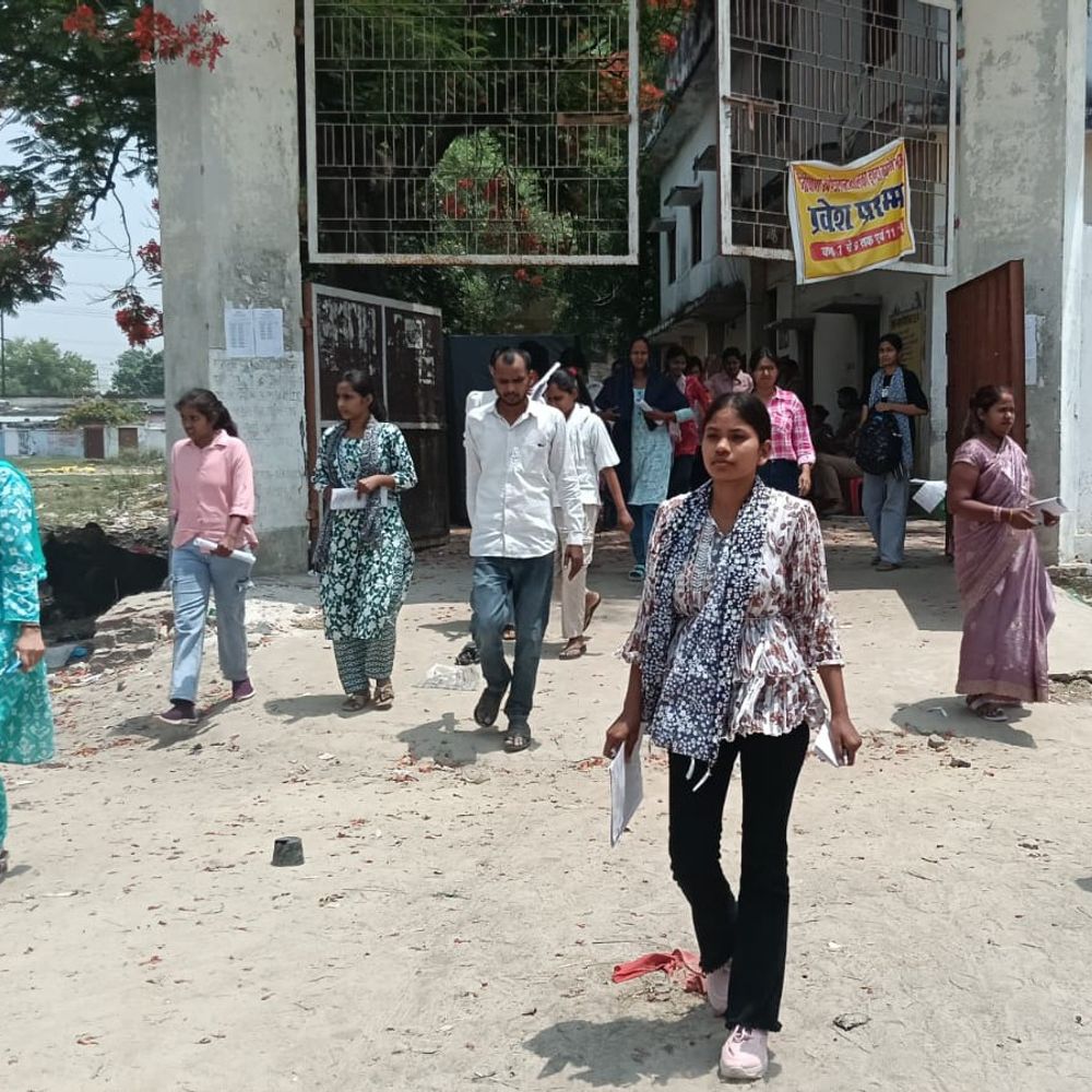 मऊ में होमगार्ड भर्ती परीक्षा दूसरे दिन संपन्न:दोनों पालियों में 7498 अभ्यर्थी उपस्थित, 1622 अनुपस्थित रहे