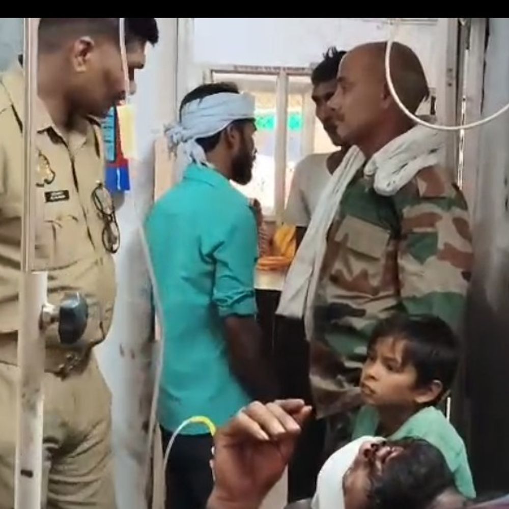 सड़क पार करते बुजुर्ग को बाइक ने मारी टक्कर:नाना की मौत, नाती घायल; बाइक सवार भी गंभीर, अस्पताल में भर्ती