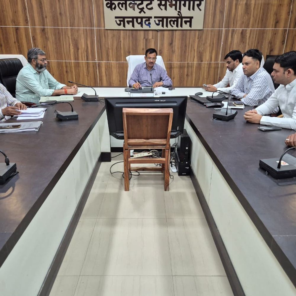 जालौन में ईंधन-गैस की आपूर्ति सुनिश्चित:डीएम ने पर्याप्त स्टॉक बताया, कालाबाजारी पर सख्त कार्रवाई की चेतावनी