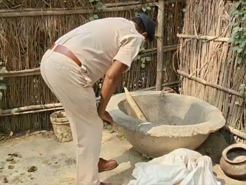 बेगूसराय में पीट-पीटकर युवक की हत्या:  गले में फंदे का निशान, लाश को घर के पास फेंका; पड़ोसी पर आरोप – Begusarai News