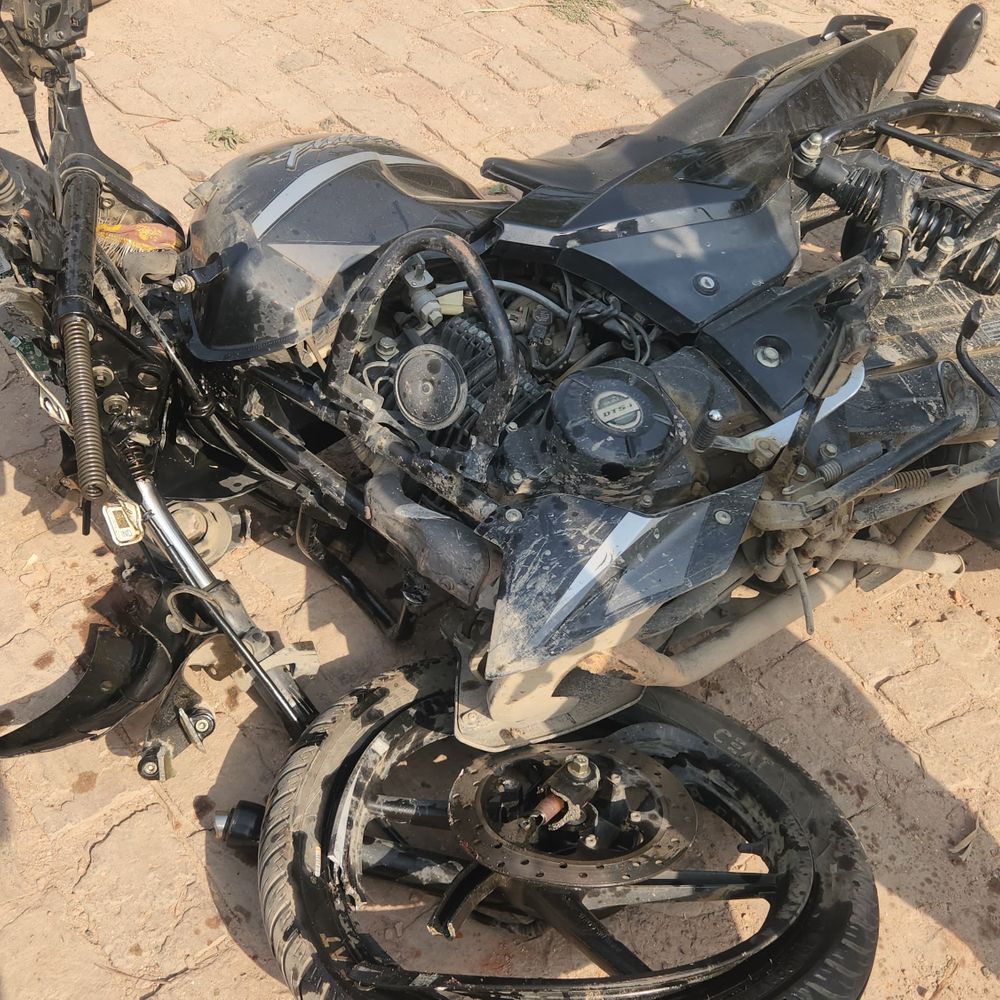 सड़क हादसे में मां बेटे सहित तीन लोगों की मौत:सीतापुर में शादी समारोह से लौटते समय ट्रक ने बाइक को मारी टक्कर, वाहन जब्त