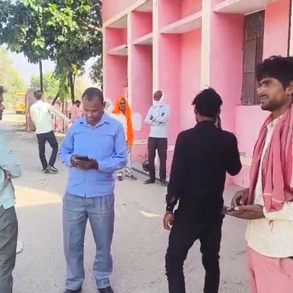 हरदोई के सवायजपुर में बाइक से गिरी महिला की मौत:बेटे के साथ शादी में जा रही थी, ब्रेकर पर संतुलन बिगड़ा