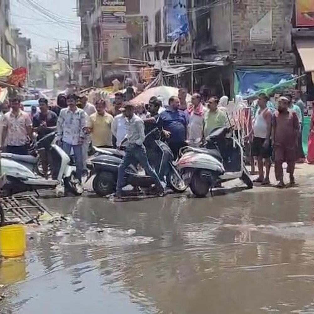 उन्नाव में जलभराव से व्यापारी परेशान, सड़क जाम:नाले की सफाई न होने पर बड़ा चौराहा पर प्रदर्शन किया