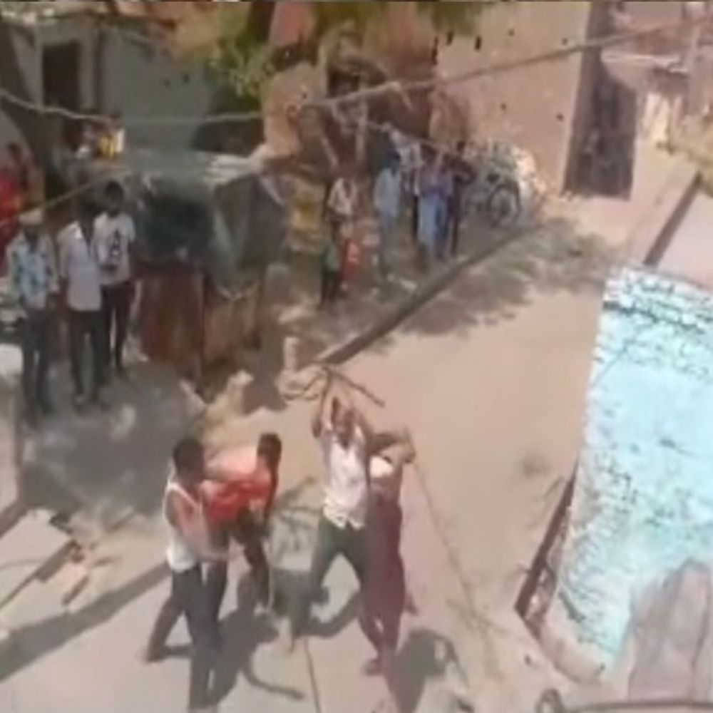 युवक पर लाठी-डंडों से हमला, ईंट भी फेंकी:शाहजहांपुर में वीडियो सामने आने के बाद पुलिस जांच में जुटी