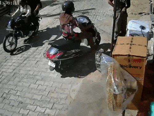 मोहाली में दुकान से कूलर ले भागा चोर:  दुकानदार के पीछा करने पर ढाई किलोमीटर दूर छोड़ा, वारदात सीसीटीवी में कैद – Mohali News