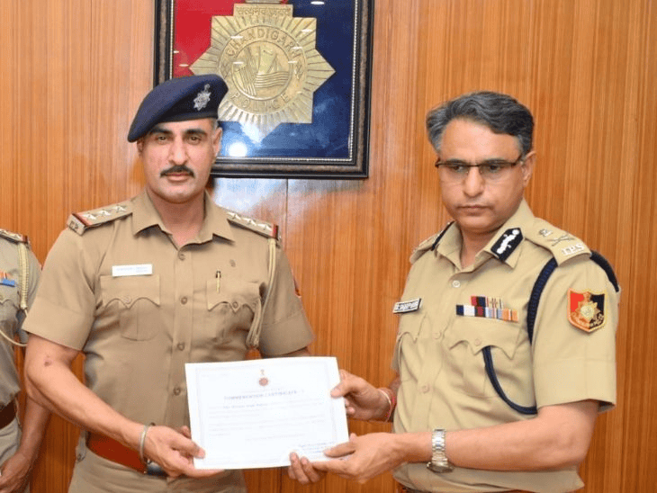 चंडीगढ़ DGP का इंस्पेक्टर सेखों-जसपाल को फर्स्ट क्लास सर्टिफिकेट:  इंटरस्टेट हथियार सप्लाई गैंग को पकड़ा,14 पिस्तौल-15 कारतूस मिले; बंबीहा-लकी गैंग को करने थे सप्लाई – Chandigarh News