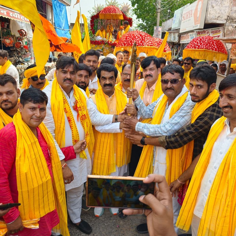 जलेसर में भगवान परशुराम की शोभायात्रा निकली:बैंड-बाजों के साथ मनमोहक झांकियां आकर्षण का केंद्र रहीं