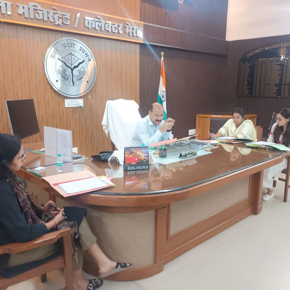 तालाबों से अतिक्रमण हटाकर सौंदर्यीकरण करें:डीएम ने गंगा, वृक्षारोपण, पर्यावरण और वेटलैंड समितियों की बैठक में दिए निर्देश