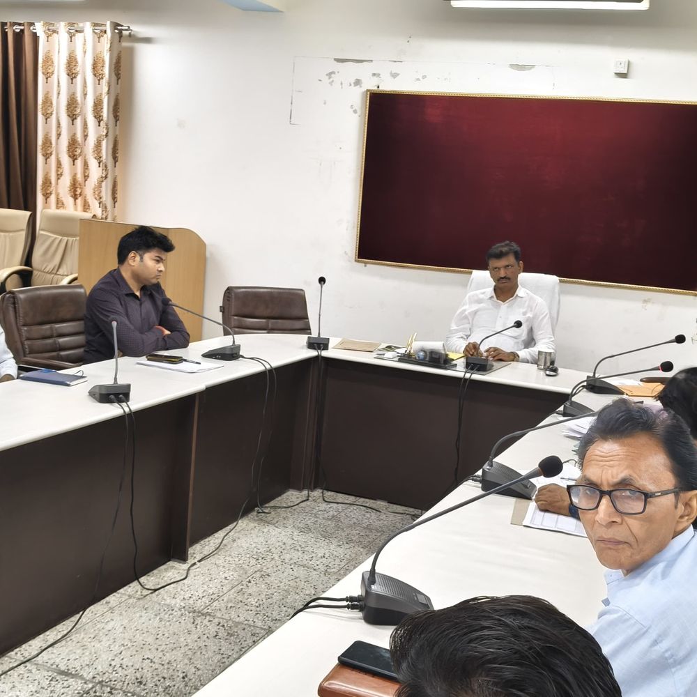 मऊ में मनमानी फीस पर कार्रवाई:विद्यालयों पर ₹1 लाख तक जुर्माना, ड्रेस-किताब के लिए बाध्य नहीं कर सकेंगे