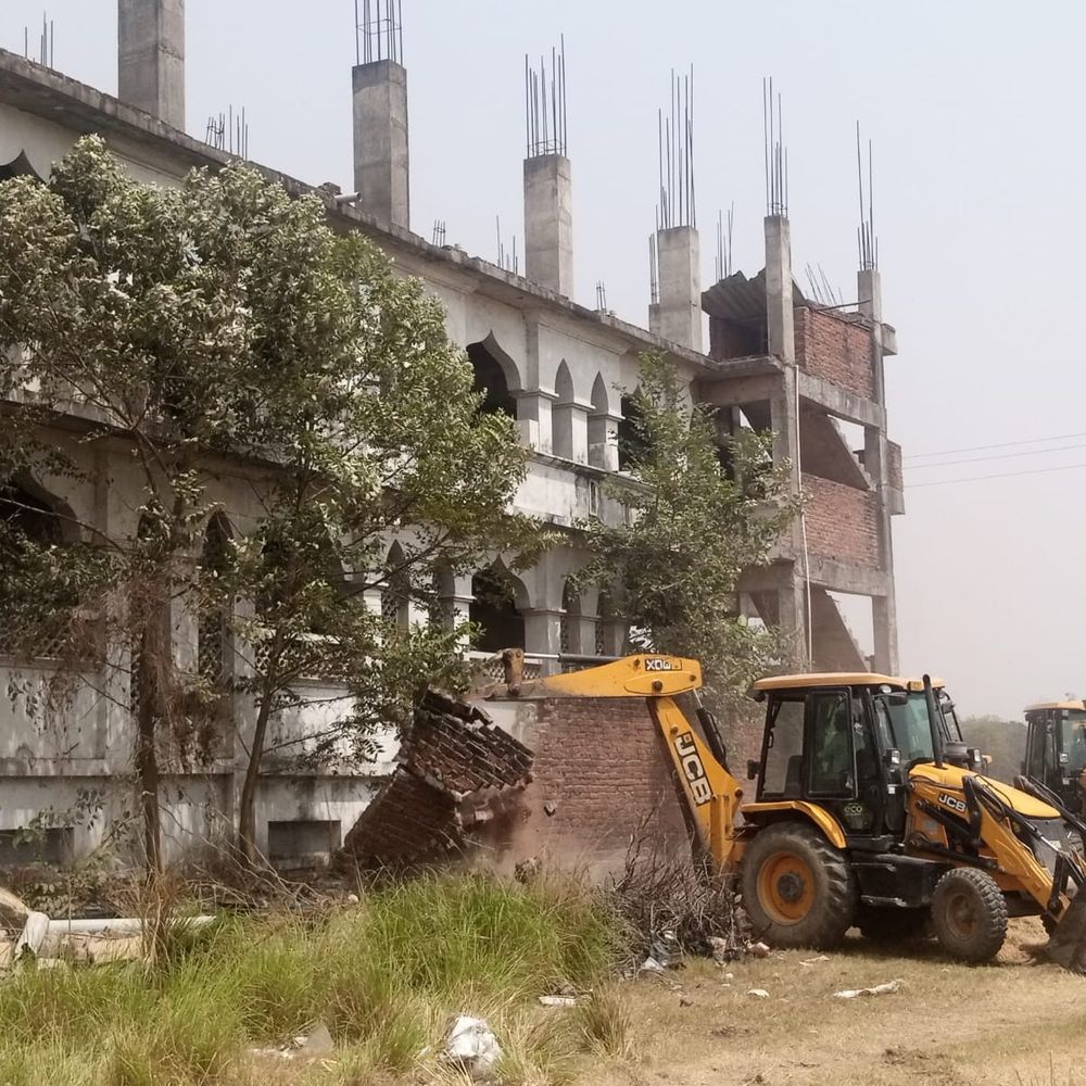 ब्रिटिश मौलाना के मदरसे पर चला रहा बुलडोजर:विदेशी फंडिंग आरोपों के बाद ध्वस्तीकरण, भारी पुलिस बल तैनात