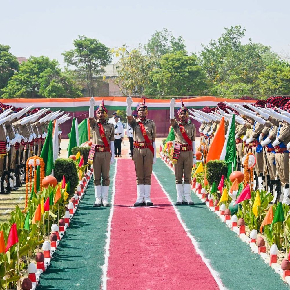 एटा पुलिस लाइन में दीक्षांत परेड आयोजित:डीआईजी मोहम्मद इमरान ने ली सलामी, नव नियुक्त सिपाहियों को दिलाई शपथ