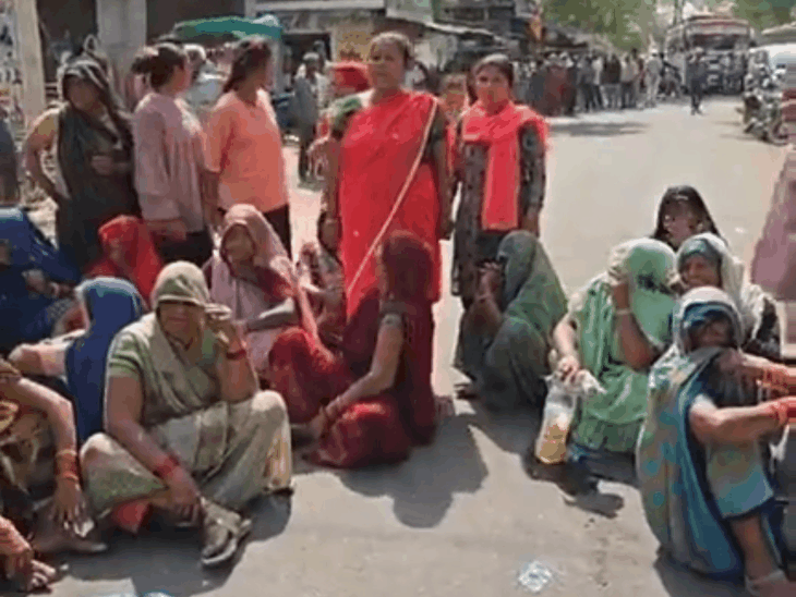 छतरपुर में युवक की मौत पर परिजनों का प्रदर्शन:बस की टक्कर ने बाइक को मारी थी टक्कर, परिजन बोले–यह एक्सीडेंट नहीं, साजिश..