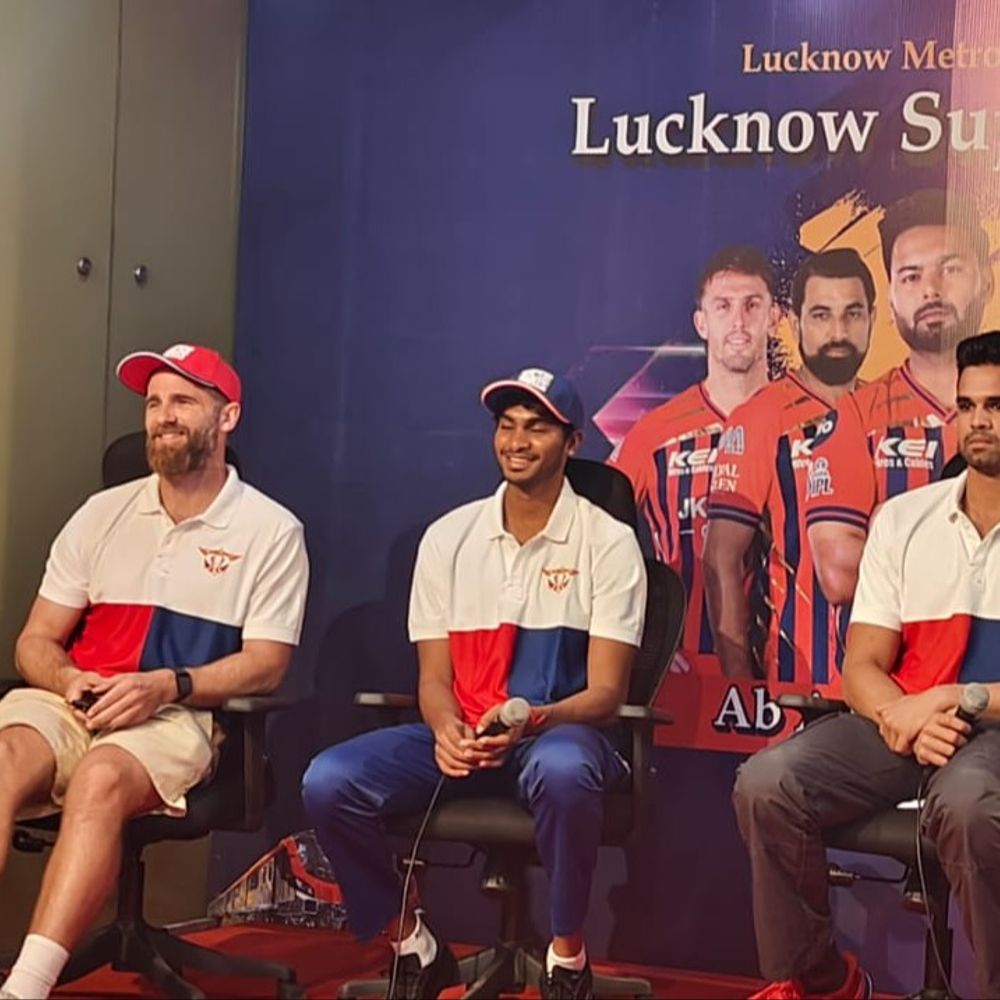 लखनऊ सुपर जायंट्स के खिलाड़ी पहुंचे मेट्रो स्टेशन:LSG टीम और मेट्रो की साझेदारी के 4 साल हुए पूरे , खिलाड़ियों ने यात्रियों को दिया सफलता का मंत्र