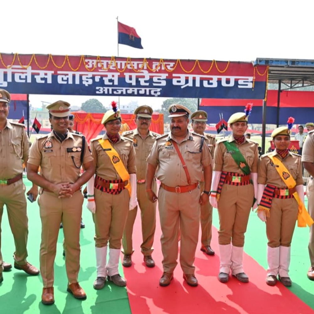 आजमगढ़ में महिला रिक्रूट आरक्षियों की दीक्षांत परेड:DIG ने परेड की सलामी ली, 9 महीने के कठोर प्रशिक्षण के बाद सिपाही बनीं