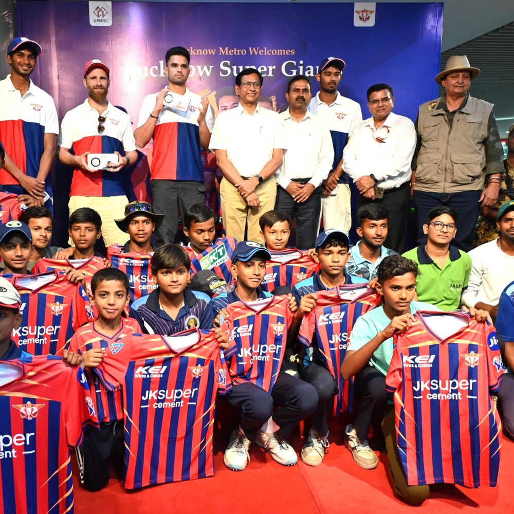 लखनऊ सुपर जायंट्स के खिलाड़ी पहुंचे हजरतगंज मेट्रो स्टेशन:यात्रियों को दिया सफलता का मंत्र, टीम और मेट्रो की साझेदारी के 4 साल पूरे