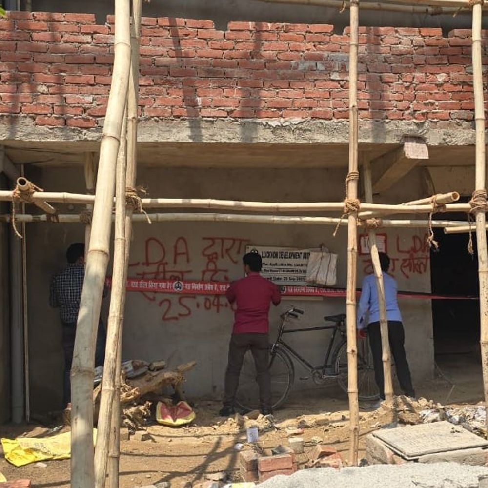 लखनऊ विकास प्राधिकरण का अवैध निर्माण पर कार्रवाई:गोसाईंगंज में 2 अवैध प्लाटिंग ध्वस्त, अलग अलग क्षेत्र में 4 अवैध व्यावसायिक निर्माण सील